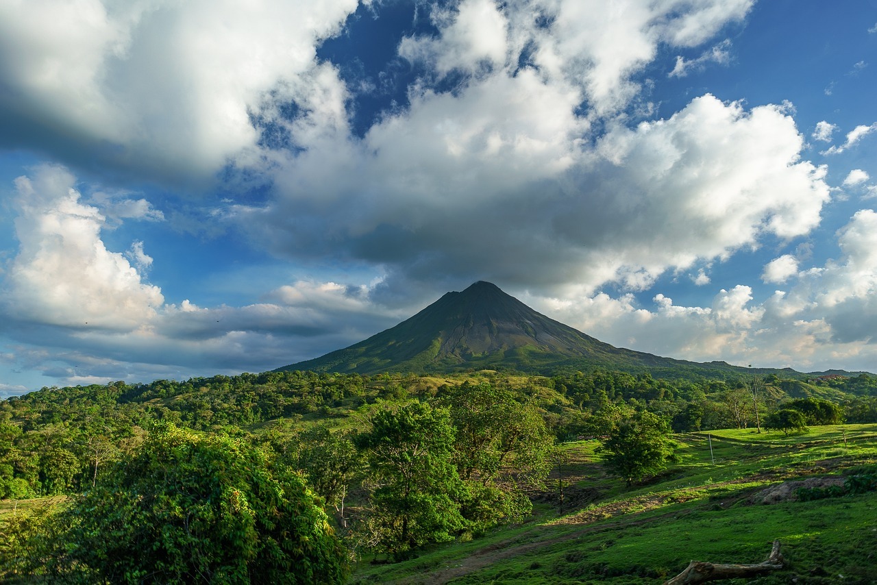 volcano, costa rica, clouds-2355772.jpg